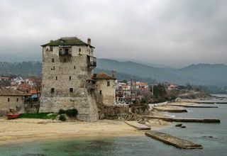 Ouranopouli, a Byzantin tower dominating the port where boats leave to Daphni port and the monastaires visit (photo Carlos Arruda)