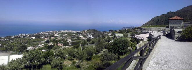 Vista do Mediterrâneo do ponto mais alto da vinícola, quase no topo das elevações da ilha de Ischia (foto Carlos Arruda)