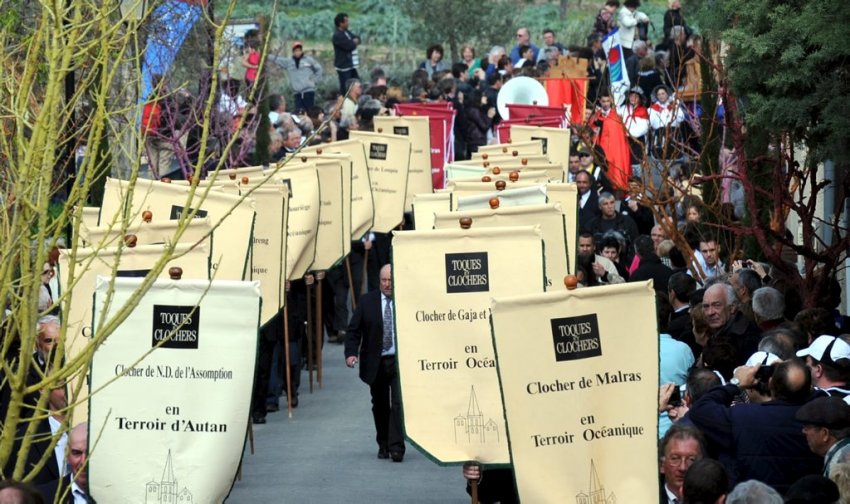 O desfile dos produtores no Festival Toques et Clochers em Limoux, antes do leilão